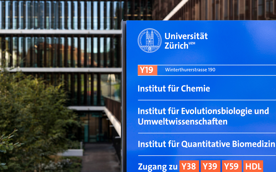 UZH Schild am Eingang 10 uzh campus 2